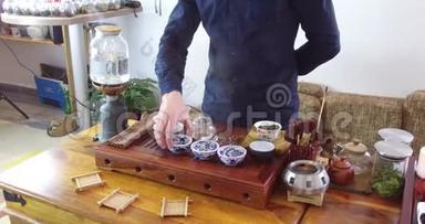 酿造中国茶在陶瓷盖湾期间的茶道特写。 盖<strong>万和</strong>其他茶道工具
